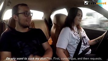 人前で運転している間、女の子は男をぐいと動かして、彼女自身をマスターベーションします（話）