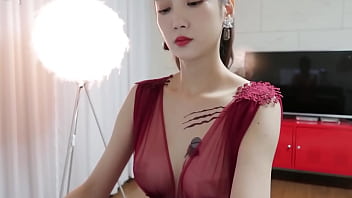 性感巨乳美女的钢琴独奏