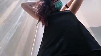 你妈妈去一家服装店，在试穿牛仔裤时，将内裤放在阴户内