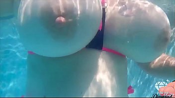 PAWGマーシーダイアモンドは彼女のおっぱいを振って、彼女の巨大なお尻を水中でひねります