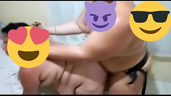 ログのカップルの娼婦の友人のお尻に性交を入れているアリアナ夫人