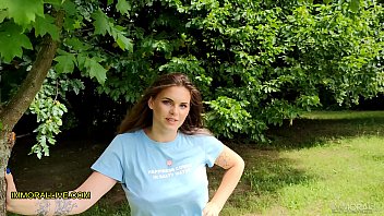 Cutie universitaria con tette enormi Taylee Wood ottiene un patrigno in coppia e un figliastro con un grosso cazzo