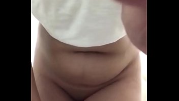 デジホットワイフのお尻と猫の遊び