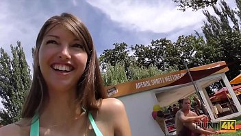 HUNT4K。太いペニスが背の高い人形の弱虫とお尻の穴に突き刺さる