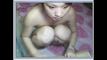 小柄な中国の女の子がカムに足を広げている