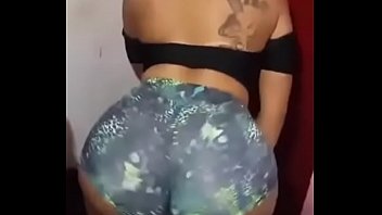 バイアグラの女性が高齢者に立ち上がる