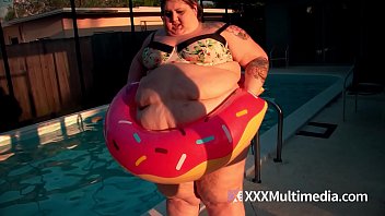 Ssbbw 常春藤达文波特卡在游泳池充气