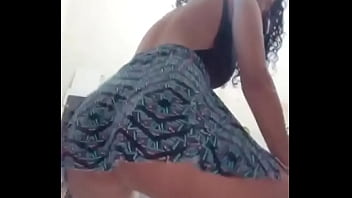 彼女のお尻を示すスカートでファンクを踊るホットな新しいジュリアナ