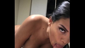 アリーナ・ベルは義理の兄に犯され、何度も何度も絶頂するまで彼女のヒタッチを使います！