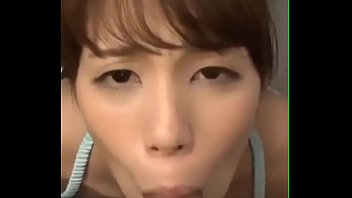 アジアの女の子は仕事中に彼女の顔に中出しさせてくれます