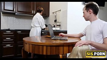 ポルノ。義理の兄弟が勃起していることを知ったひよこは、しゃぶって穴を開けることに同意します