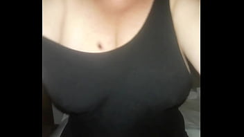 私が彼に私のおっぱいを見せている間、彼は私を終えます