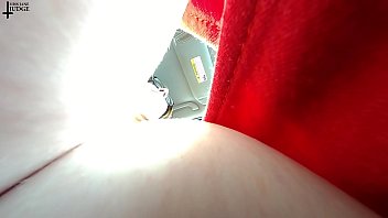 知らない巨人小さな男がおっぱいに隠れて