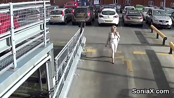 不貞なイギリスの成熟した女性ソニアは彼女の巨大なおっぱいを示しています