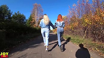 两个辣妹里面的远程振动器-公共乐趣| 第1部分