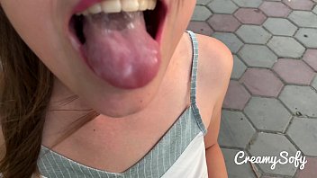 私のいたずらなガールフレンドからの驚き-ミニスカートと大胆な公共のフェラチオ