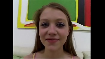 ウィスコンシンアリソンレーン出身の18歳のブルネットはとても厄介なので、彼女はアダルト映画でのキャリアに心を向けることに決めました