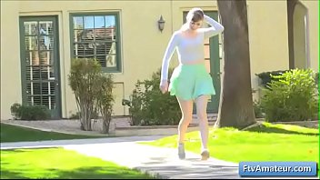 若いセクシーなのブロンドのアマチュアアラナ指は激しいオルガスムのために彼女のジューシーなタイトなお尻と濡れたハゲ猫をファックします