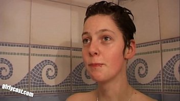 Punker GirlSteffiがハードコアパーティーの週末に参加します