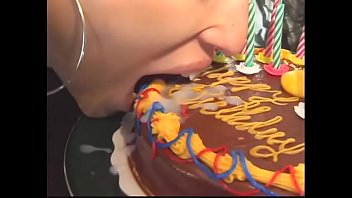 真の紳士であるシェイン・コリンズは、若いヤリマンのアンジェリーナ・リオに18歳の誕日パーティーを絶対に一人で祝わせることはできません。