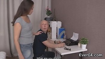 無一文のボーイフレンドは、ランディメイトが彼の元ガールフレンドをドルでファックすることを許可します