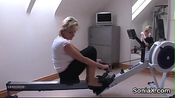 不貞な英国の熟女ソニアは彼女の巨大な自然を明らかにします