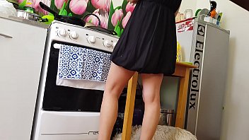 언니의 딸에게 업 스커트. 그는 깨닫는다