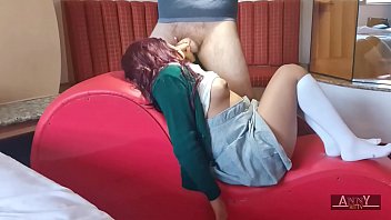 セクシーな女子高生がホテルで先生とセックスするために学校をこっそり抜け出す