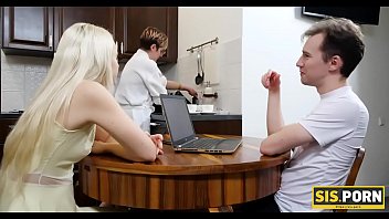 СИС.ПОРНО. Лав кончает от траха сводного брата после небольшого минета у праздничного стола