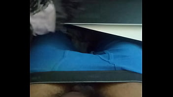 母からパンティーを盗んで家に帰る前にしばらく自慰行為をする