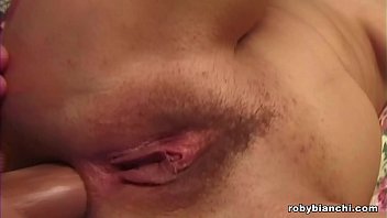 エロス・クリスタルディはお尻をブロンディに開きます。ロビービアンキの映画