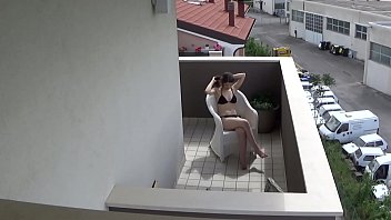 彼女のバルコニーで自慰行為をしている私の十代の隣人をスパイ