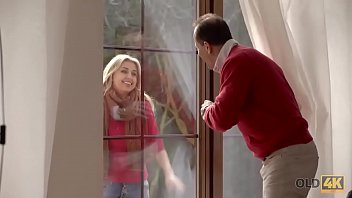 OLD4K。ティーンは成熟した見知らぬ人とセックスすることを気にしません