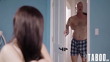 日中の保守的なお父さんは毎晩彼の継娘ジョジョキスを積極的にファックします
