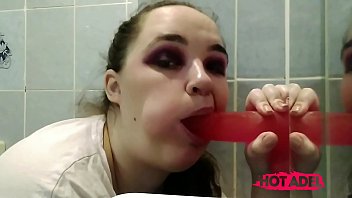 Толстушка сводная сестра когда одна дома сосет и дрочит маминым дилдо в ванной