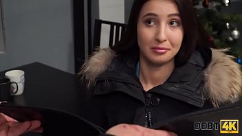 DEBT4k。ローンエージェントは彼女の巨額の借金のために後ろから湯たんぽを取ります