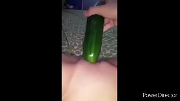 私のh。彼は母親のようにきゅうりを我慢しなければなりませんでした