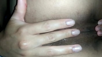 彼女は三人組でアナルセックスを望んでいます