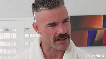 セクシーな小柄なステップ娘は彼女のストリッパーをママから秘密に保つためにステップダッドとセックスします