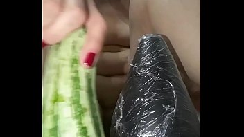 雌犬はbだけで満足していません、彼女は彼女のお尻の端が緩むまで大きな厚いズッキーニで彼女の尻尾をバストするのが大好きです