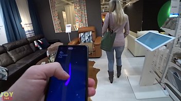 ショッピング中にパンティーを振動させる-公共の楽しみ