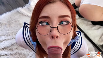 セーラームーンコスプレで角質女子高生は、情熱的に深い顔に兼へのコックを吸います