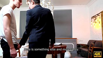 TUTOR4K。セクシーな成熟した先生とy。男は授業中に恋人になります