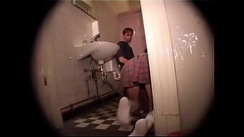 スキニーガールオルガはトイレでおしっこを飲む