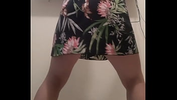 パンティーなしのドレスで踊る