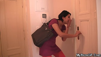私の義理の兄弟の妻は、コックに乗ってしゃぶることを楽しんでいます