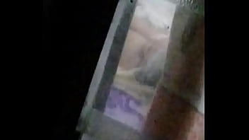 窓から自慰行為をしている叔母をスパイ