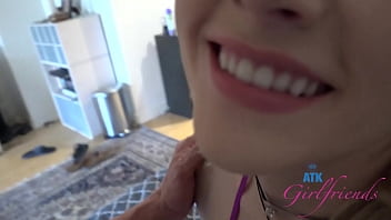 真新しいポルノスターパリホワイトとフックアップして、彼女はランジェリーで来て、乗っている雄鶏を吸って、めちゃくちゃにして、ハメ撮りを撮影しました