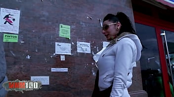 通りで拾って、巨乳の入れ墨されたスペインの熟女ラミアダークをクソ