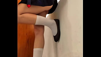 十代の女子高生は、空の教室の窓に立って犯され、絶頂しました